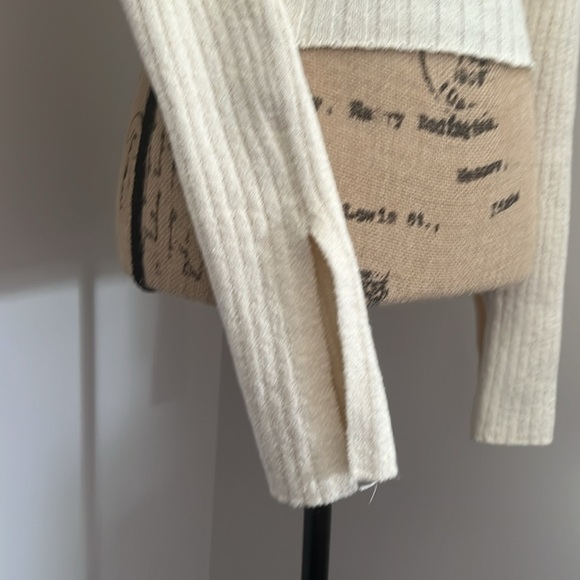 NWOT zara sweater with slit sleeves - Picture 4 of 6